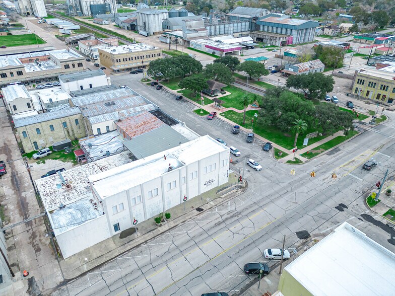 More Photos Of 101 E Monseratte St, El Campo Storefront For Sale