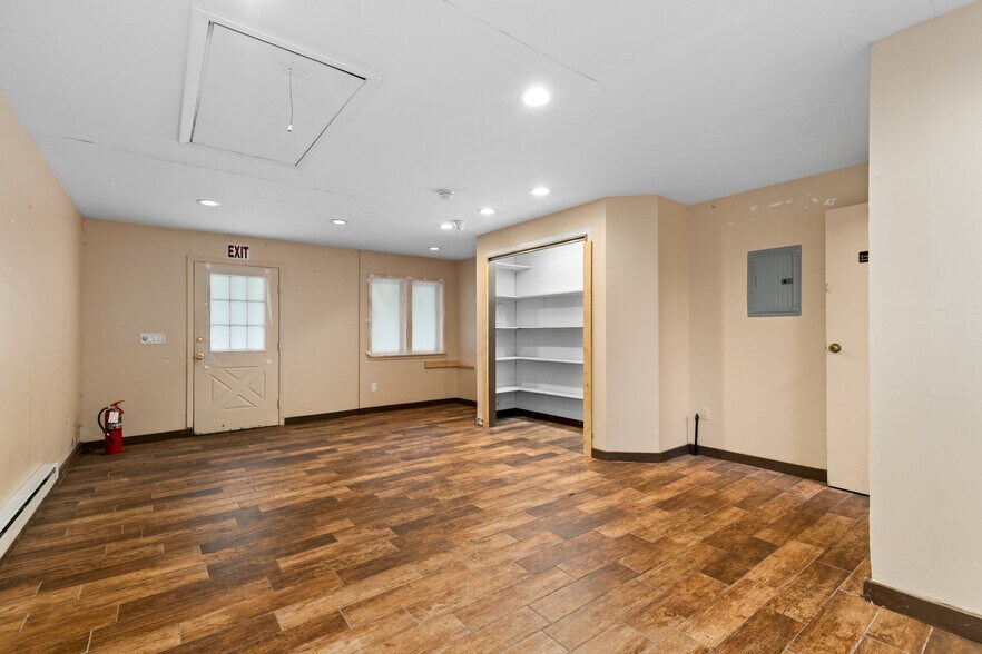 More Photos Of , Bloomingdale General Retail For Sale