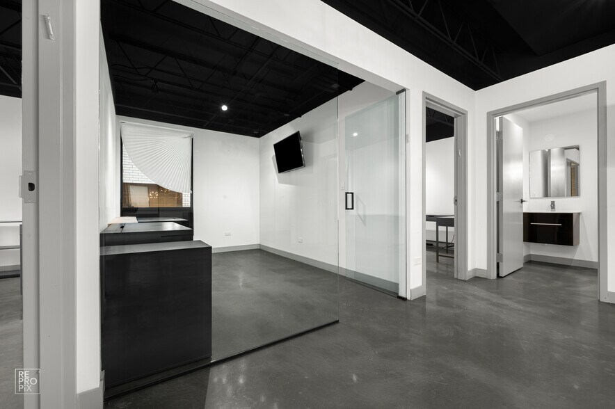 More Photos Of 1322 W Walton St, Chicago Light Distribution For Lease