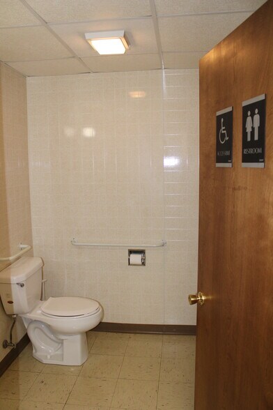 More Photos Of 210 1st St SW, Clarion Office For Sale