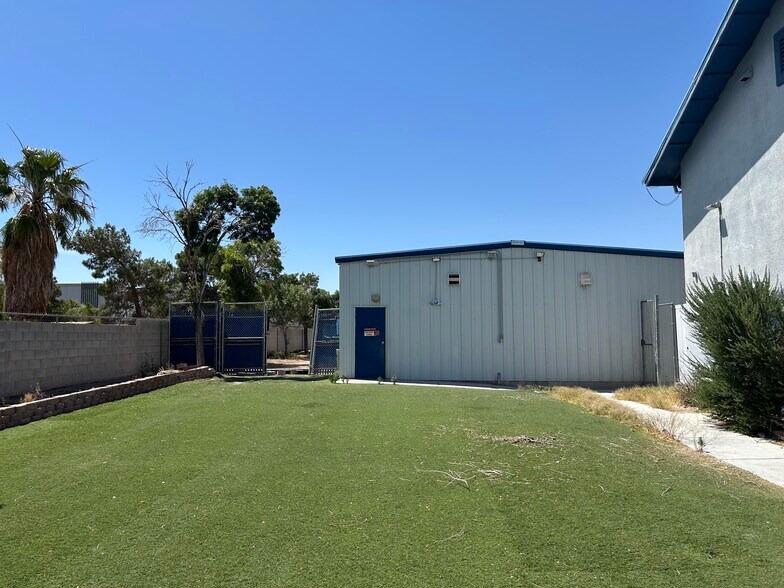 More Photos Of 2675 W Arby, Las Vegas Veterinarian Kennel For Sale