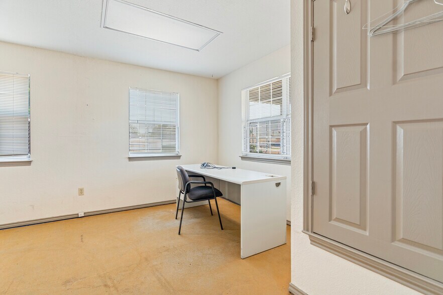 More Photos Of 105 W Walnut St, Hillsboro Flex For Sale