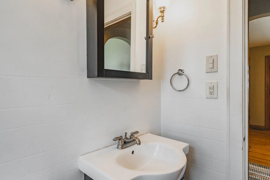 More Photos Of 505 27th St, Vienna Office For Sale