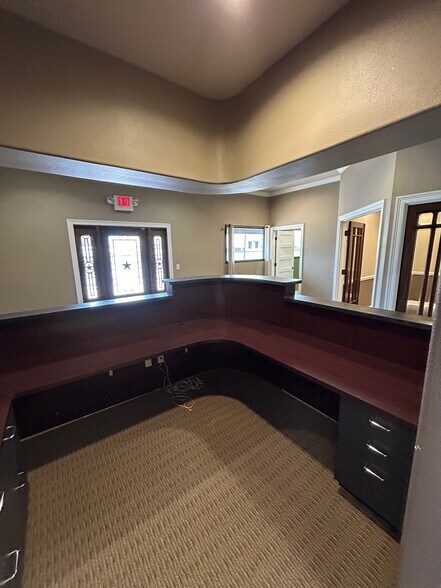 More Photos Of 231 N Twin City Hwy, Nederland Office For Sale