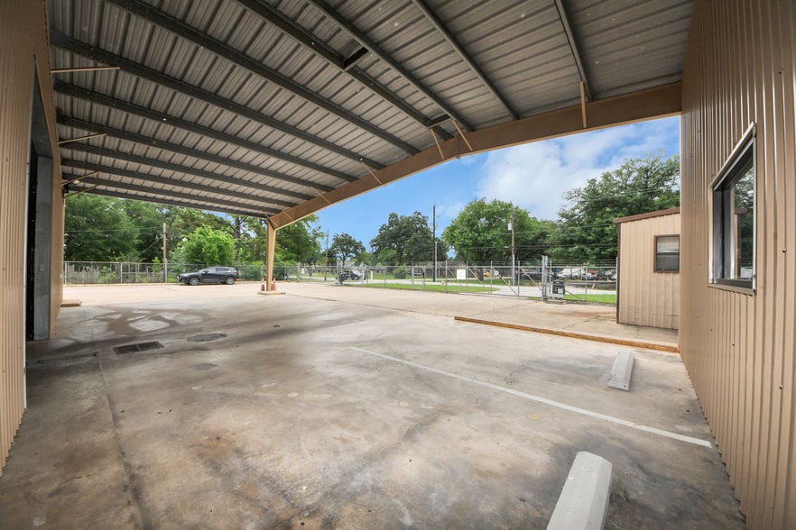 More Photos Of 10814 Woodedge Dr, Houston Warehouse For Sale