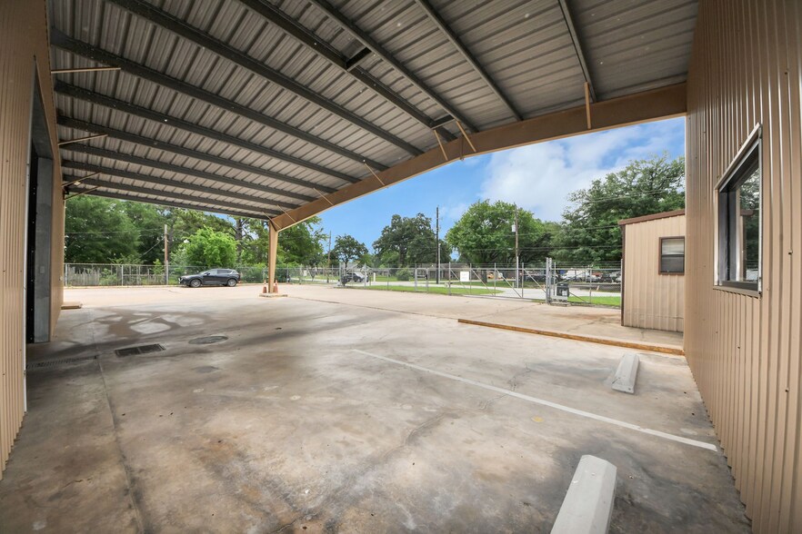 More Photos Of 10814 Woodedge Dr, Houston Warehouse For Sale