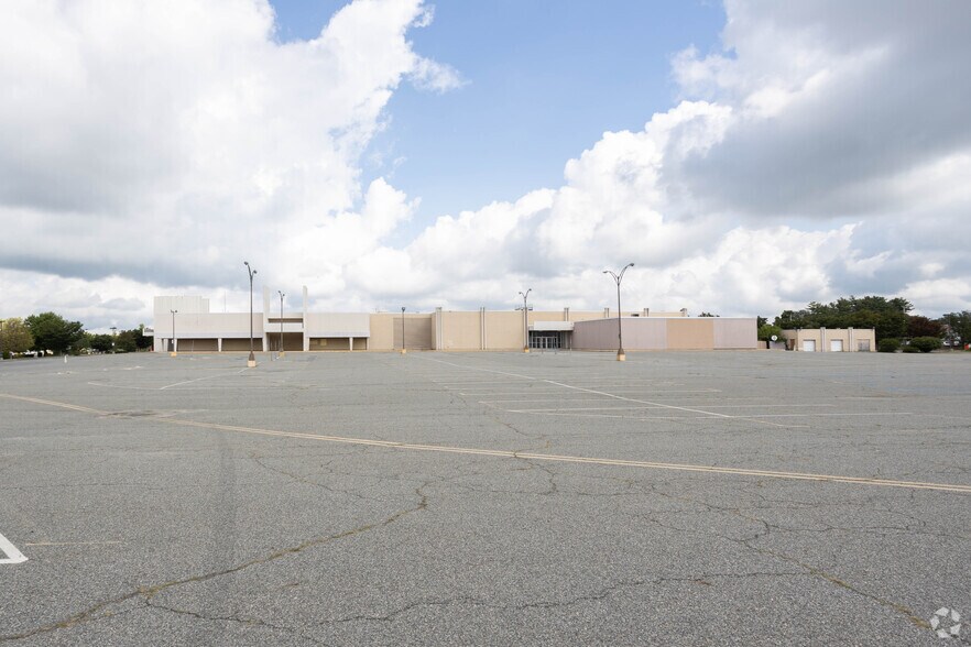 More Photos Of 195 N Broadway, Hicksville Freestanding For Lease