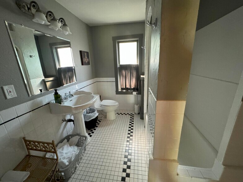 More Photos Of 22418 SW Pine St, Sherwood Freestanding For Lease