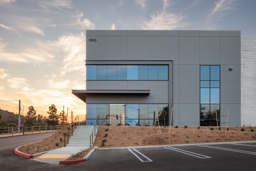 More Photos Of 1903 Citracado Pky, Escondido Manufacturing For Lease