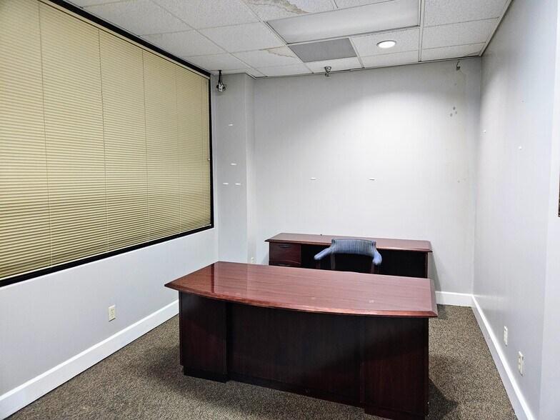 More Photos Of 113 W Public Sq, Glasgow Office For Sale