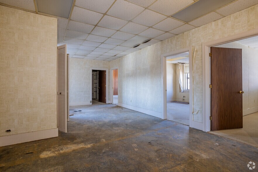 More Photos Of 401 11th St, Huntington Unknown For Sale