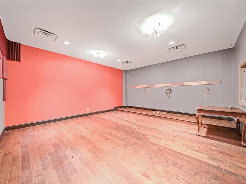 More Photos Of 2424 Lacy Ln, Carrollton Showroom For Sale