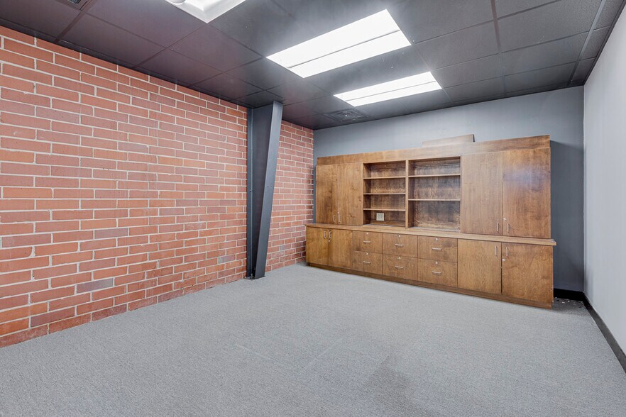 More Photos Of 211 N Pleasantburg Dr, Greenville Light Manufacturing For Sale