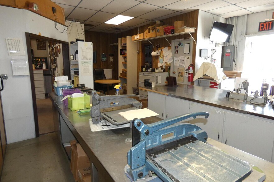 More Photos Of 2410 S Cleveland Ave, Saint Joseph Flex For Sale