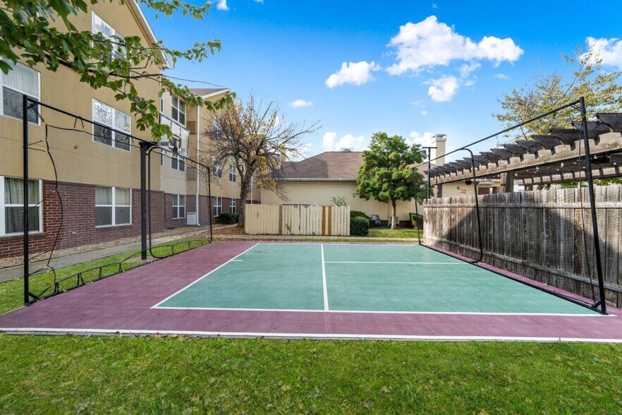 More Photos Of 9169 Markville Dr, Dallas Hotel For Sale