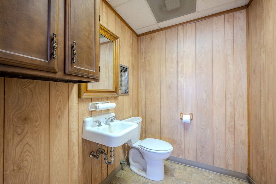 More Photos Of 619 E Jackson St, El Campo Warehouse For Sale