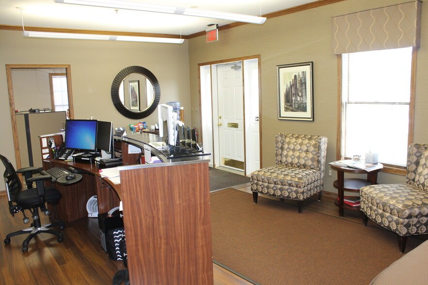 More Photos Of 421-425 Williamsburg Dr, Geneva Medical For Lease
