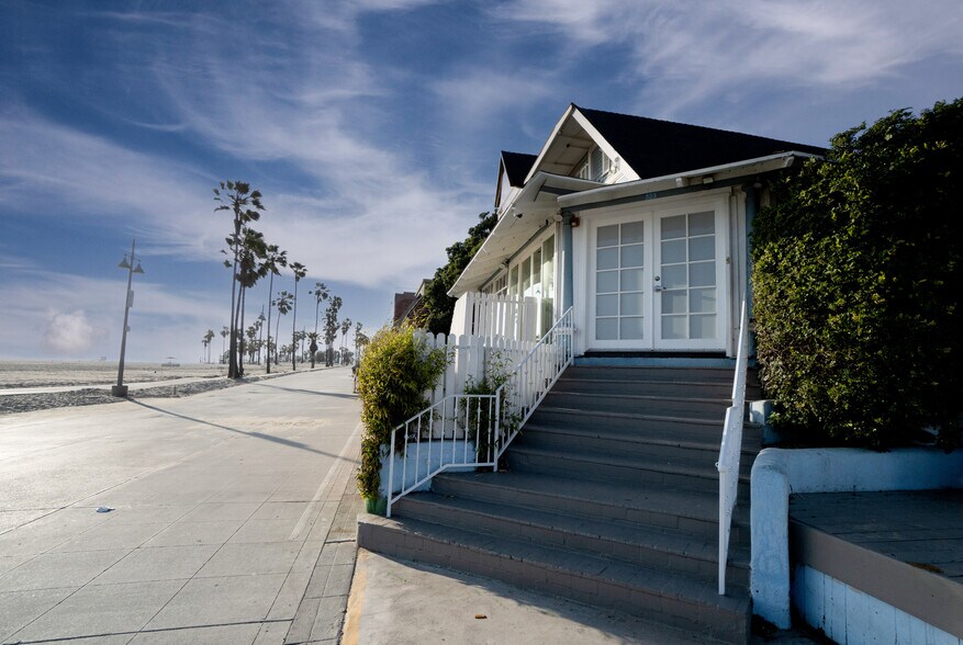 More Photos Of 523 Ocean Front Walk, Venice Storefront Retail Office For Lease