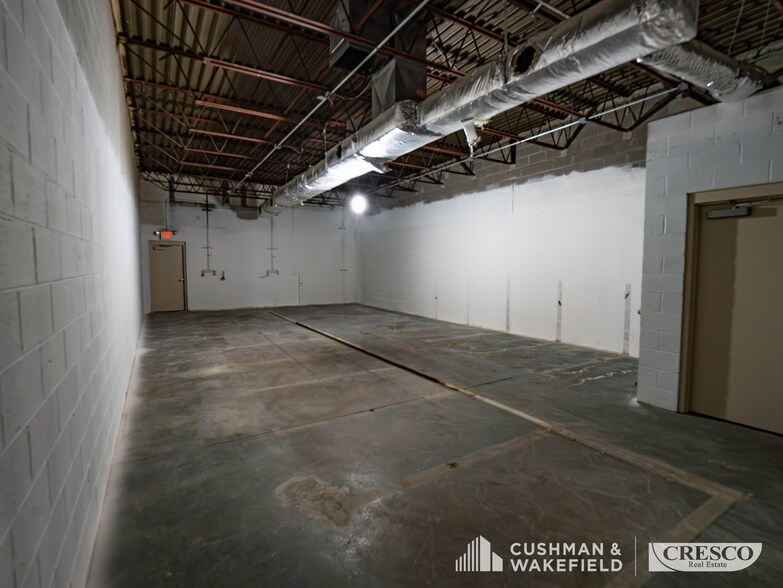 More Photos Of 1101 Jaycox Rd, Avon Veterinarian Kennel For Lease