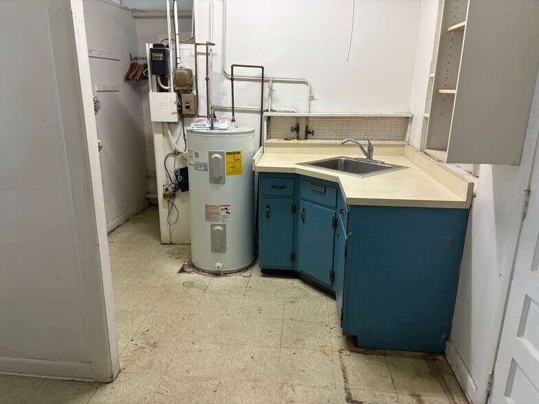 More Photos Of 73-77 Connecticut Blvd, East Hartford Freestanding For Lease