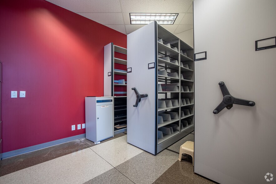 More Photos Of 2250 Boul Alfred-Nobel, Montréal Office For Lease