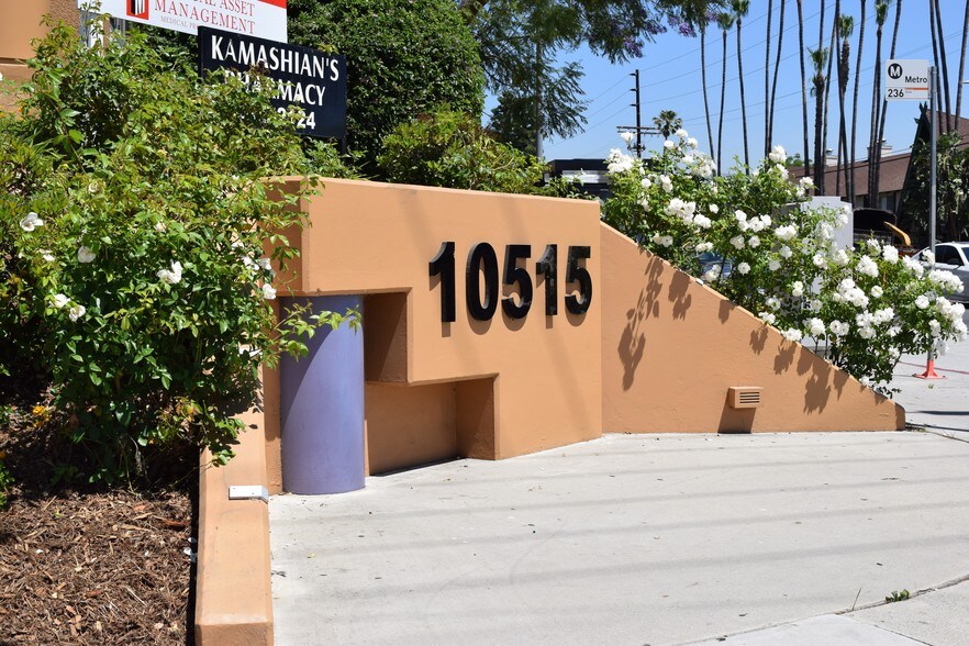 More Photos Of 10515 Balboa Blvd, Granada Hills Medical For Lease