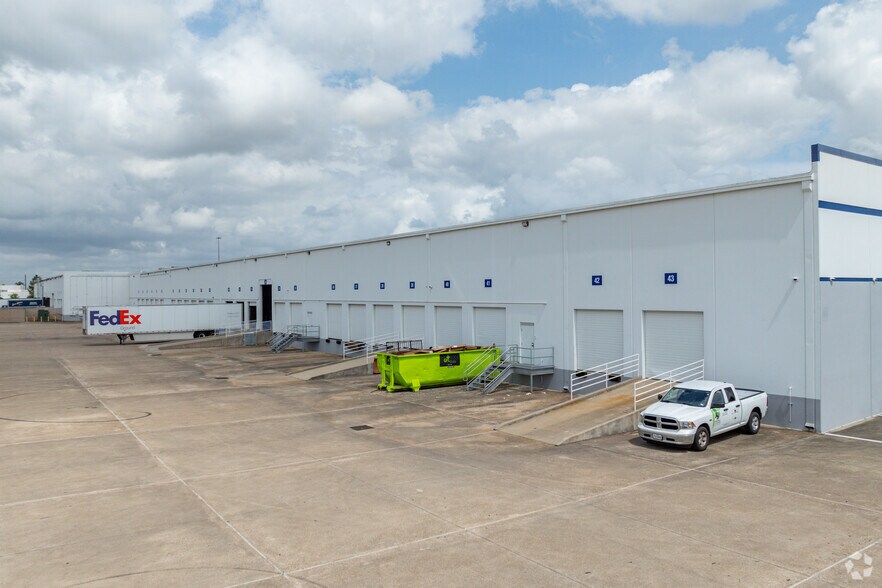 More Photos Of 9330 W Airport Blvd, Houston Warehouse For Lease