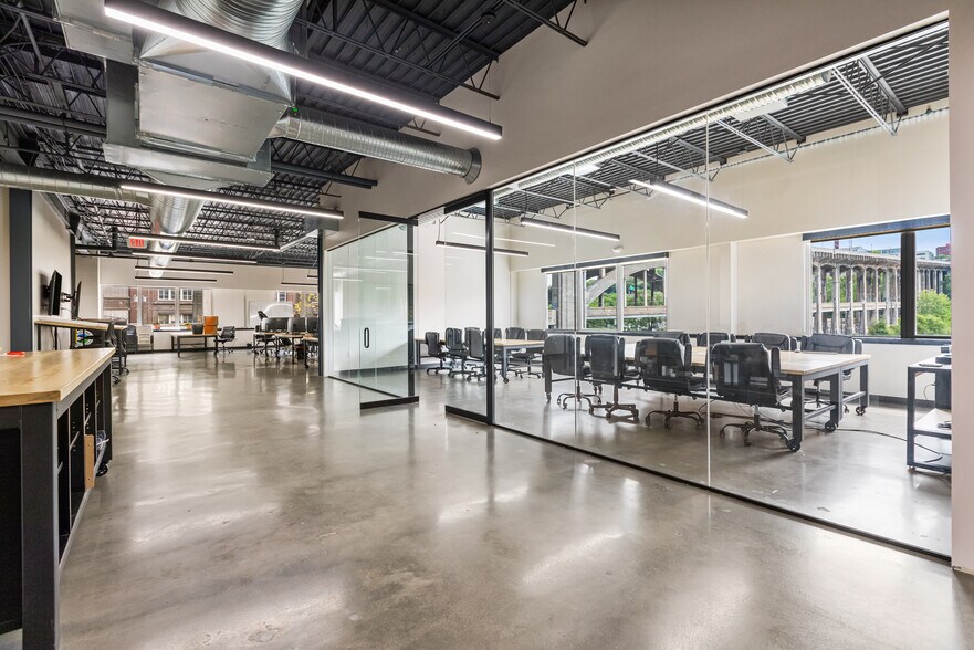 More Photos Of 1215 W 12th St, Kansas City Flex For Lease