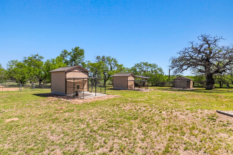 More Photos Of 5800 Curran Dr, Von Ormy Veterinarian Kennel For Sale