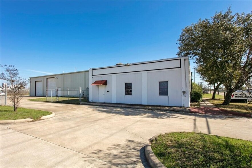 More Photos Of 610 W Carson St, Bryan Warehouse For Lease