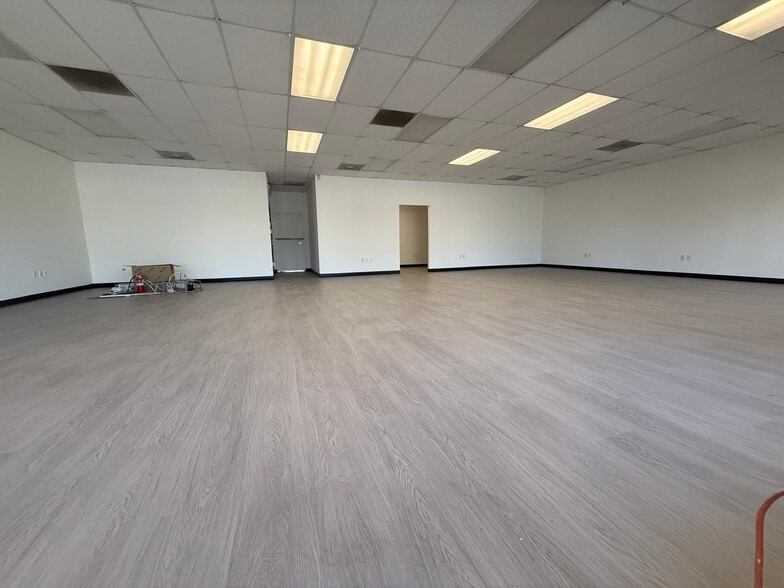 More Photos Of 8841-8863 Canoga Ave, Canoga Park Distribution For Lease
