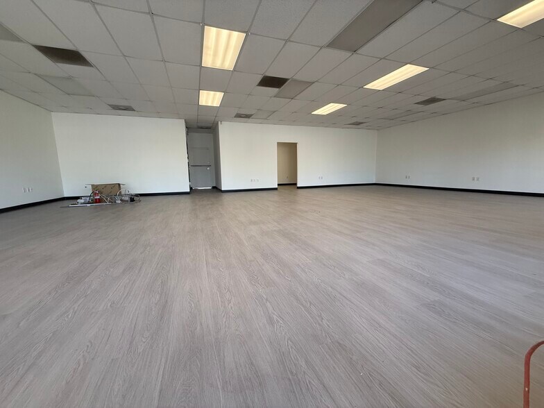 More Photos Of 8841-8863 Canoga Ave, Canoga Park Flex For Lease