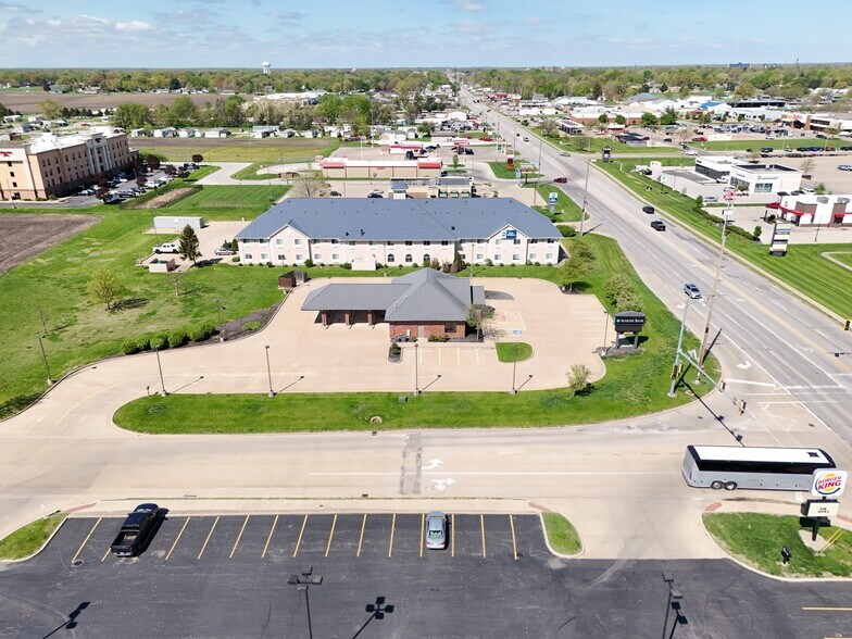 More Photos Of 1661 E Jackson St, Macomb General Retail For Lease