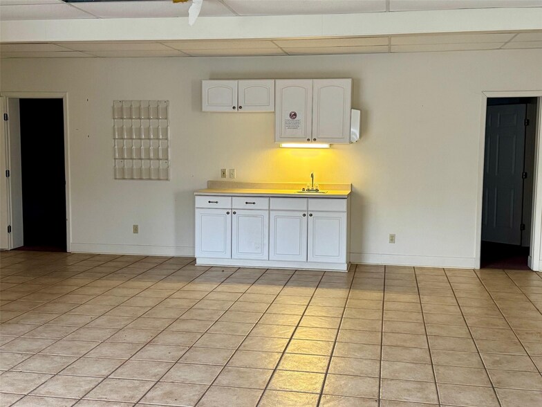 More Photos Of 202 NE 2nd St, Smithville Office Residential For Sale