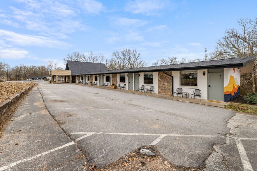 More Photos Of 14733 Dutchmans Dr, Rogers Hotel For Sale