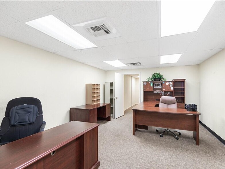 More Photos Of 2020 W Northwest Hwy, Grapevine Office For Lease