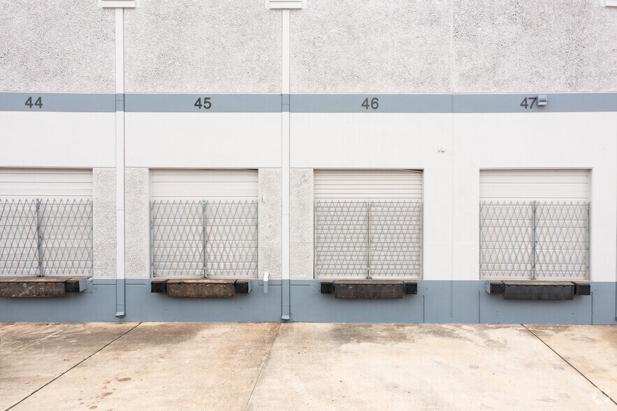 More Photos Of 4545 Pine Timbers St, Houston Warehouse For Lease