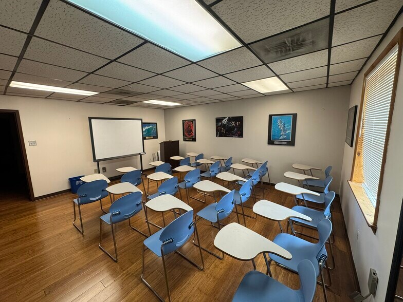 More Photos Of 8022 Old Alexandria Ferry Rd, Clinton Flex For Sale