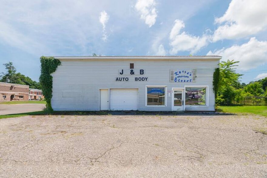 More Photos Of 210 W Main St, Hartford Freestanding For Sale