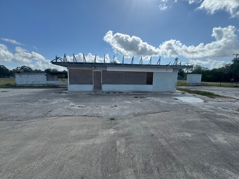Primary Photo Of 108 S 8th St, Skidmore Service Station For Sale