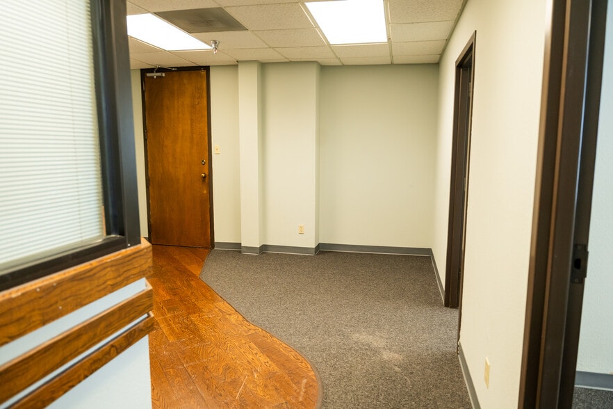 More Photos Of 407 N Cedar Ridge Dr, Duncanville Office Residential For Lease