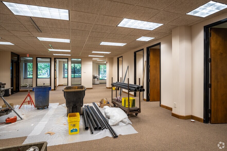 More Photos Of 500 Craig Rd, Manalapan Township Office For Lease