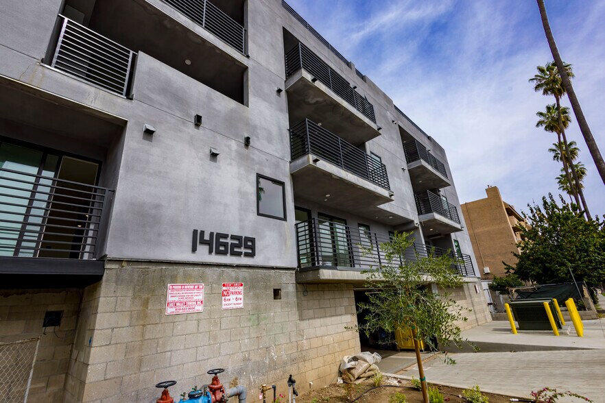 More Photos Of 14629 W Erwin St, Van Nuys Apartments For Sale
