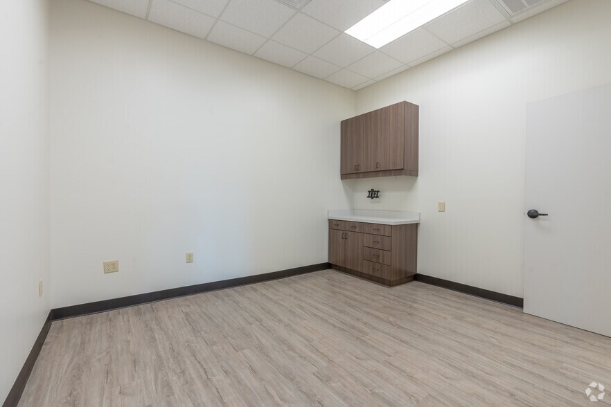 More Photos Of 3105 Colorado Blvd, Denton Medical For Lease