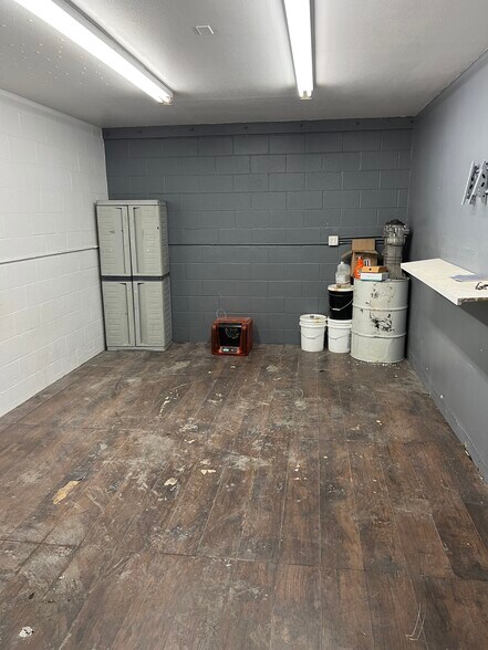 More Photos Of 180 W Oasis Rd, Palm Springs Warehouse For Lease