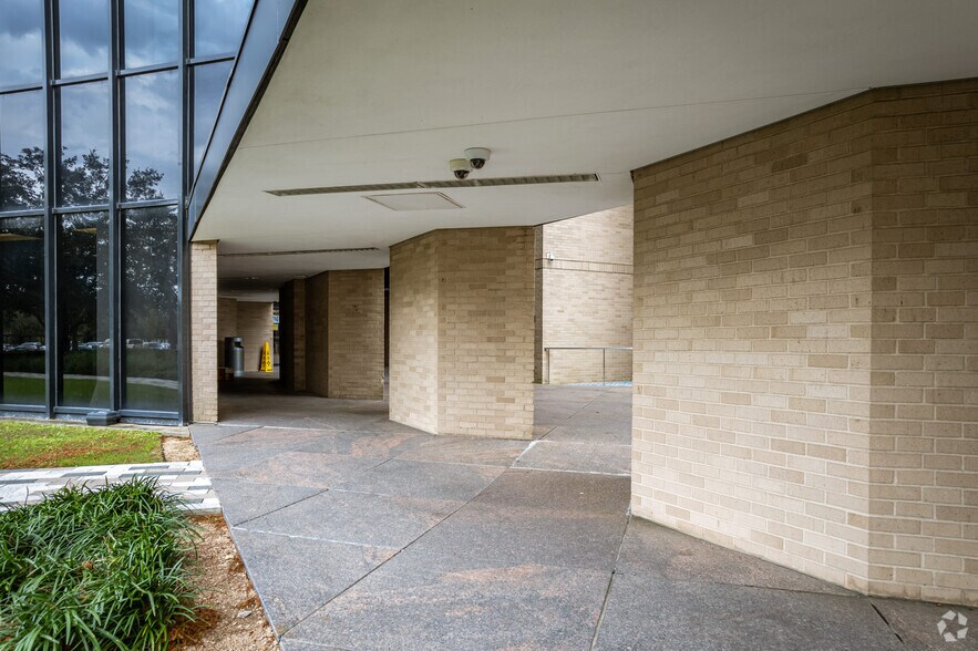 More Photos Of 4800 Fournace Pl, Bellaire Office For Lease