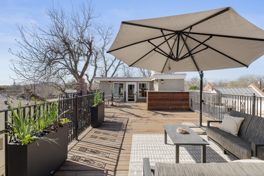 More Photos Of 1810 W 35th St, Austin Specialty For Sale