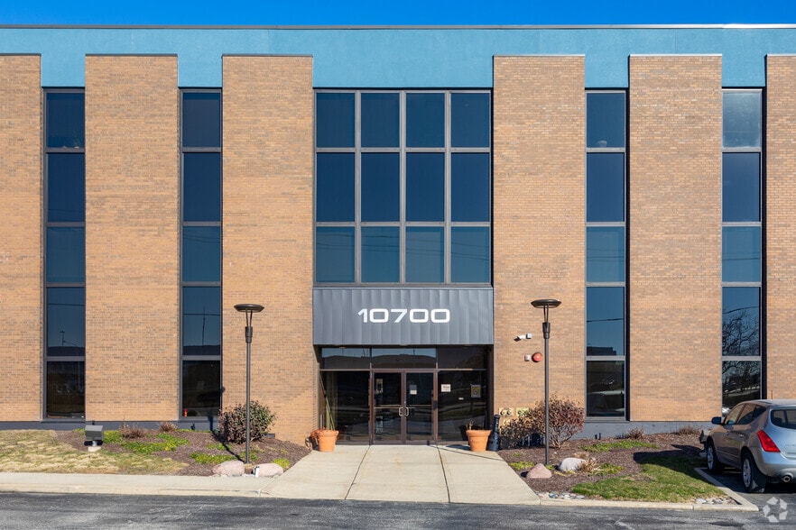 More Photos Of 10700 W Higgins Rd, Rosemont Office For Sale