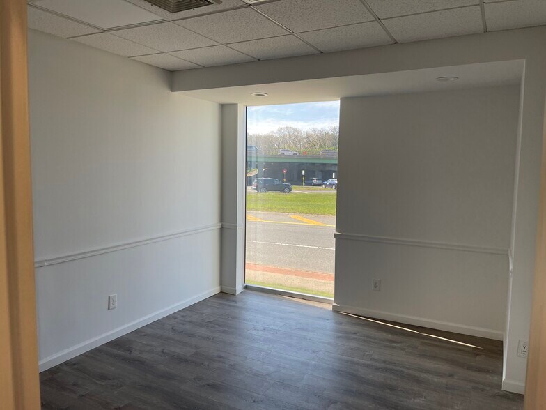 More Photos Of 160 Howells Rd, Bay Shore Medical For Lease