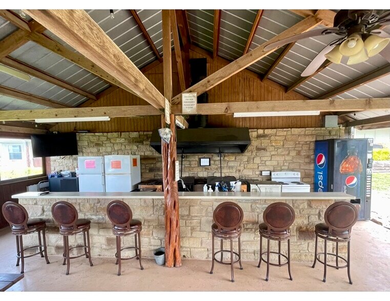 More Photos Of 141 Jeff St, Three Rivers Hotel For Sale